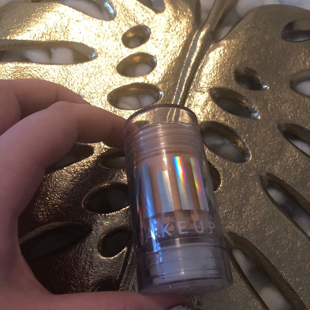 Milk Makeup holographic highlighter in mars